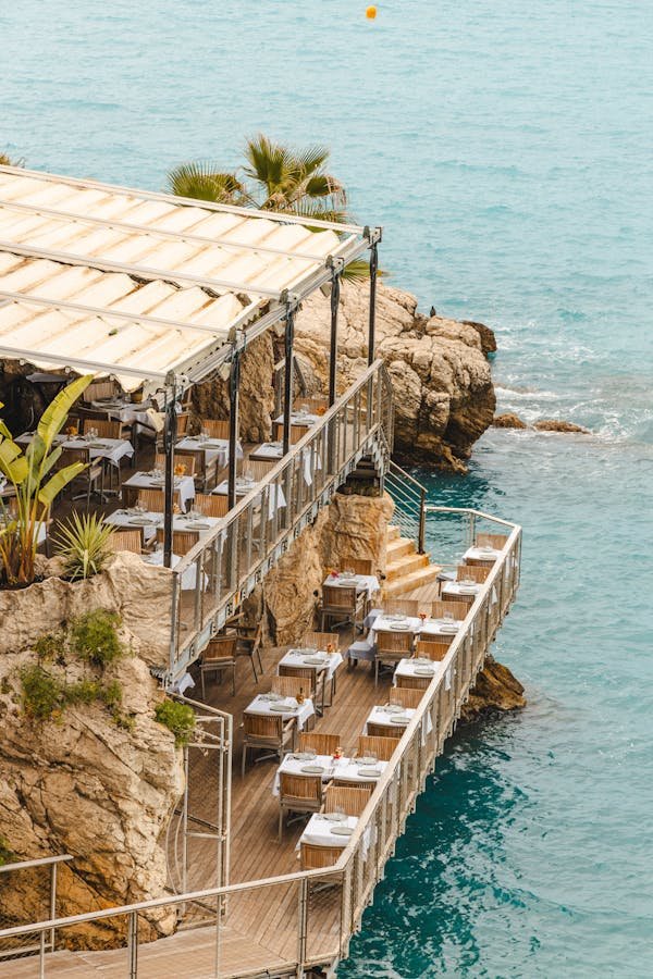 Les restaurants à porquerolles avec une vue imprenable sur la mer